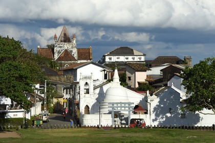 Sri Lanka, Province du Sud, Fort de Galle, classé Patrimoine Mondial de l'UNESCO, temple bouddhiste Sri Sudharmalaya dans le fort, en arrière plan la All Saints' anglican Church