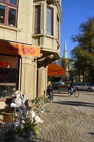 Suède, Västra Götaland, Göteborg (Gothenburg), quartier de Haga, la rue Haga Nygata et l'eglise de Haga en arrière plan