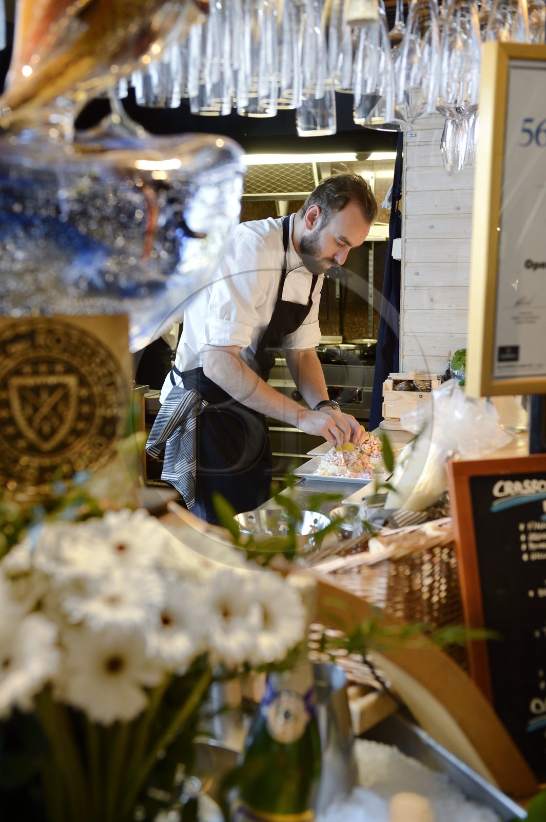 Suède, Västra Götaland, Göteborg (Gothenburg), l'Eglise du poisson (marché de poisson couvert) Feskekörka, restaurant de fruits de mer Gabriel, le chef Johan Malm