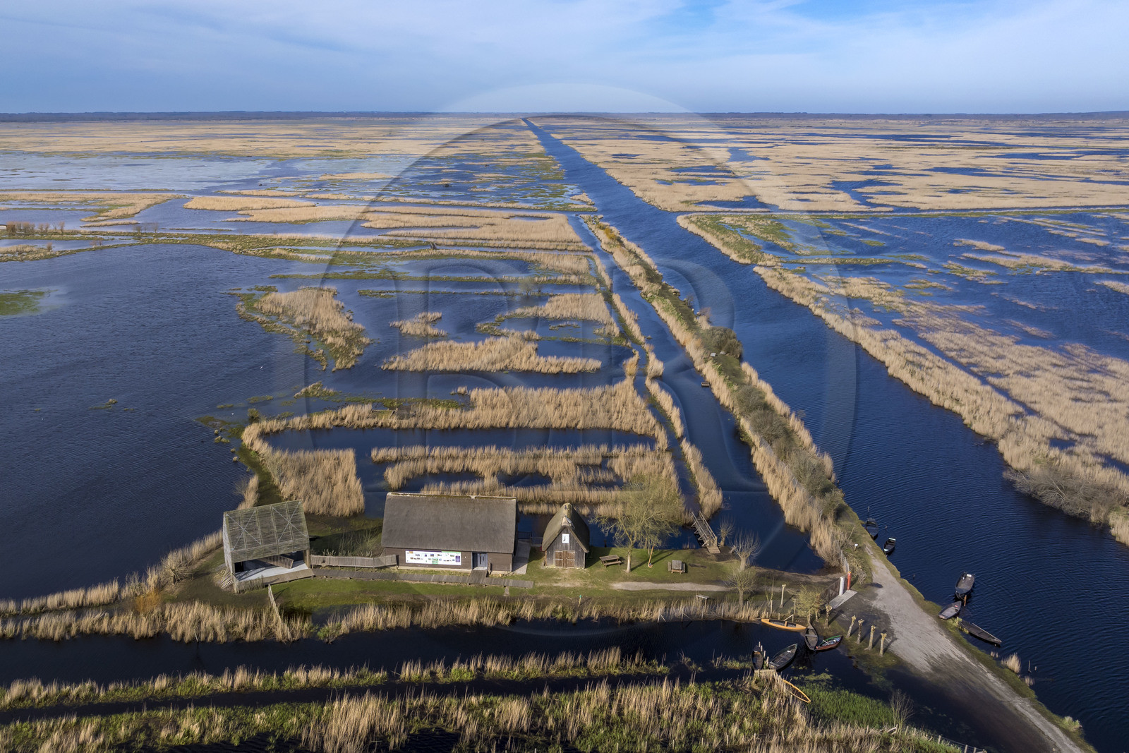 France, Loire-Atlantique (44), parc naturel regional de la Brière, Saint-Malo-de-Guersac, panorama sur les marais de Brière et le canal de Rozé (vue aérienne)