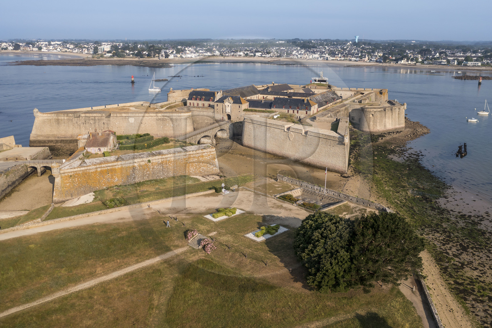 France, Morbihan (56), Port-Louis, la citadelle de Port-Louis remaniée par Vauban à l'entrée de la rade de Lorient, musée de la Compagnie des Indes, Larmor-Plage en arrière plan (vue aérienne)