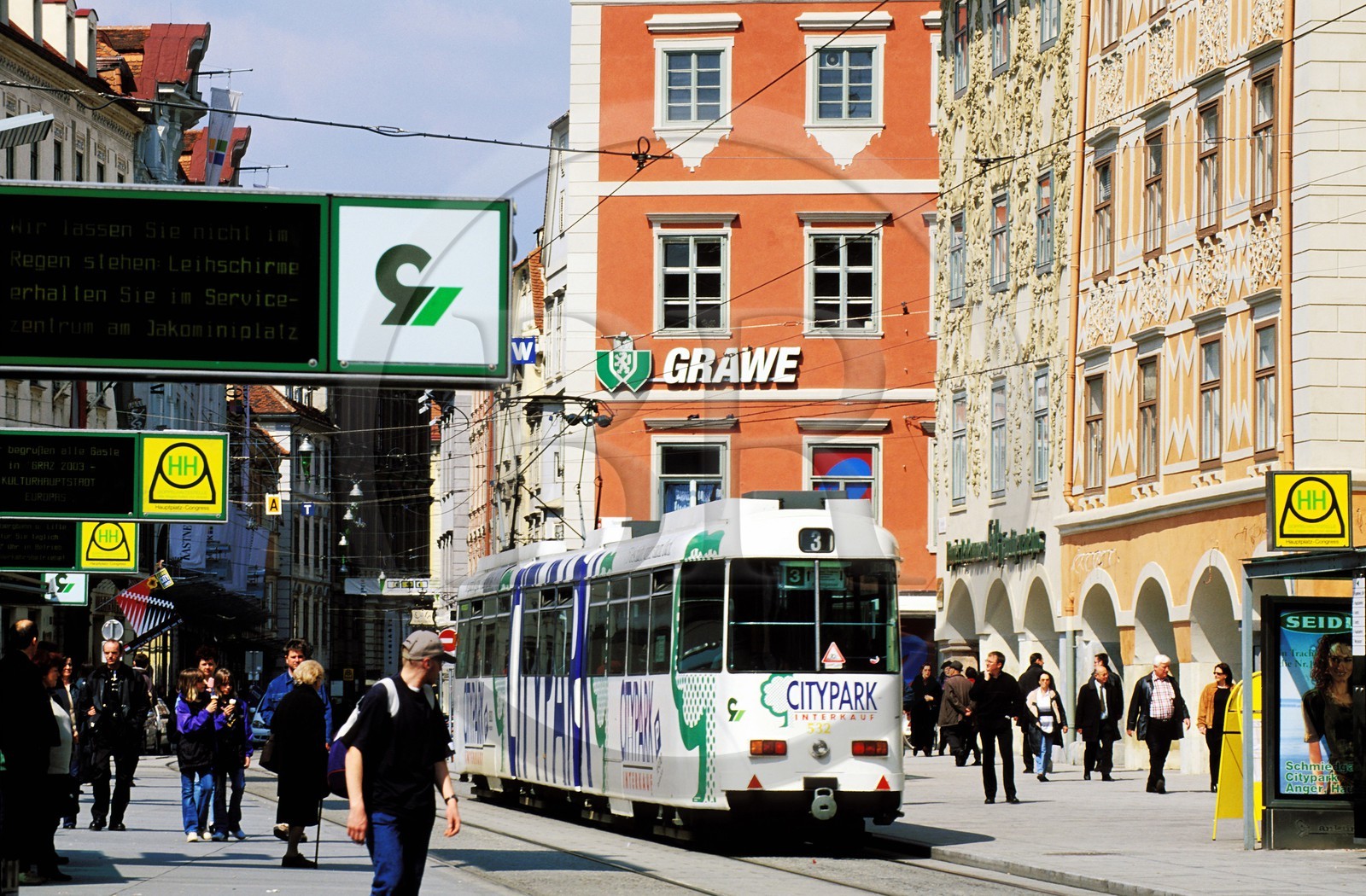 Autriche, Styrie, Graz, centre historique classé Patrimoine Mondial de l'UNESCO, tramway sur la Herrengrasse, rue principale
