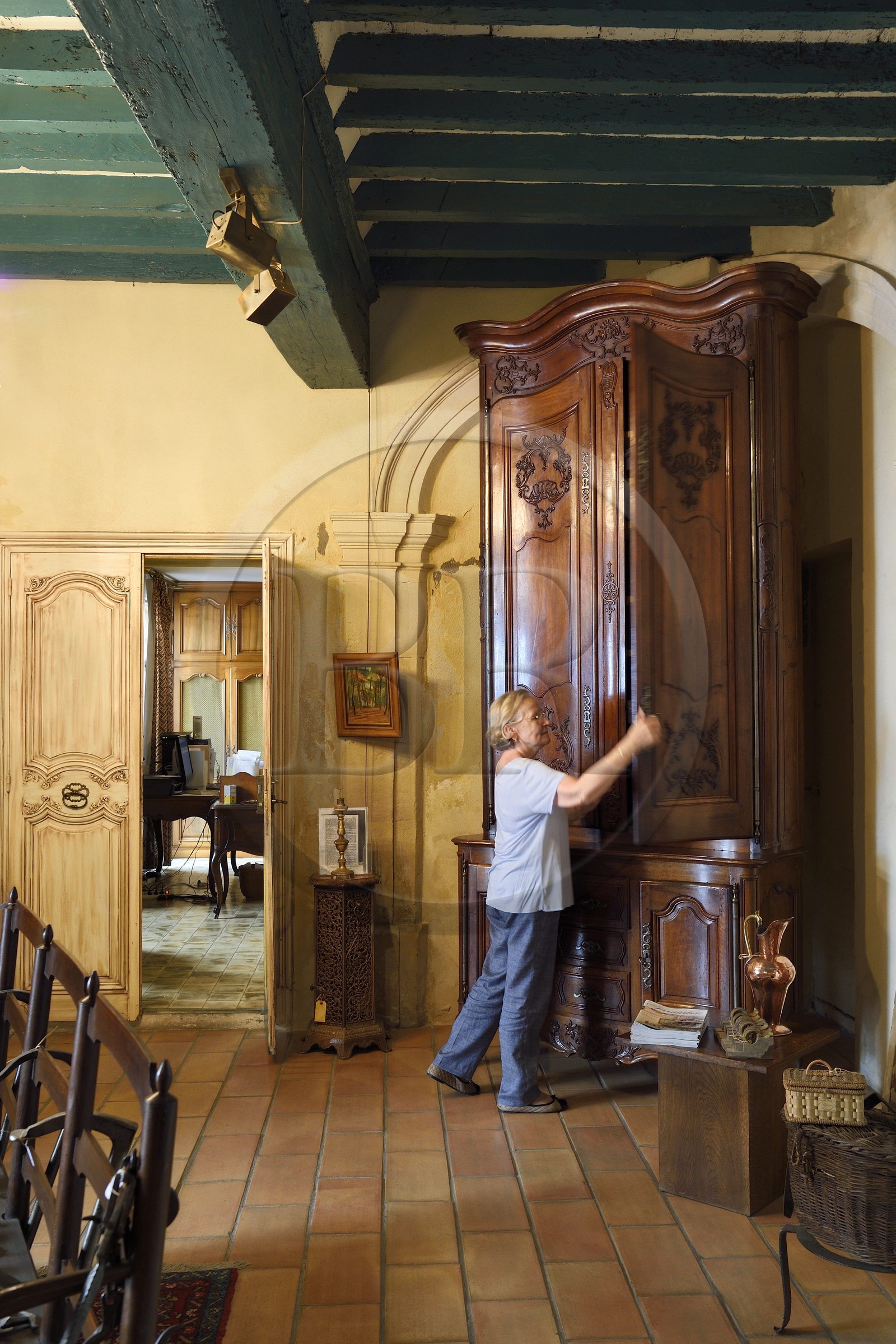 France, Bouches-du-Rhône (13), Arles, l’hotel particulier de Vernon (XVIIIe siècle) propriété de la famille Dervieux depuis quatre générations, buffet deux corps haut de 3,40 mètres