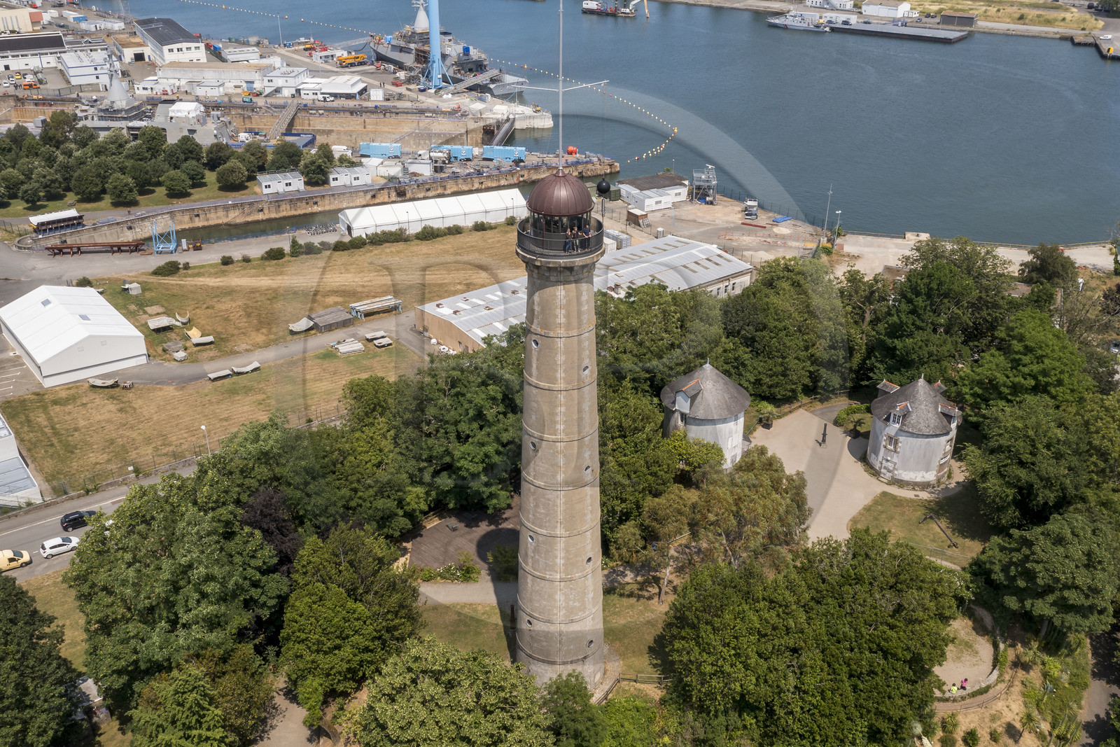 Morbihan (56), Lorient, l’Enclos du port, La tour de la découverte et les installations de Naval Group en arrière plan (vue aérienne)