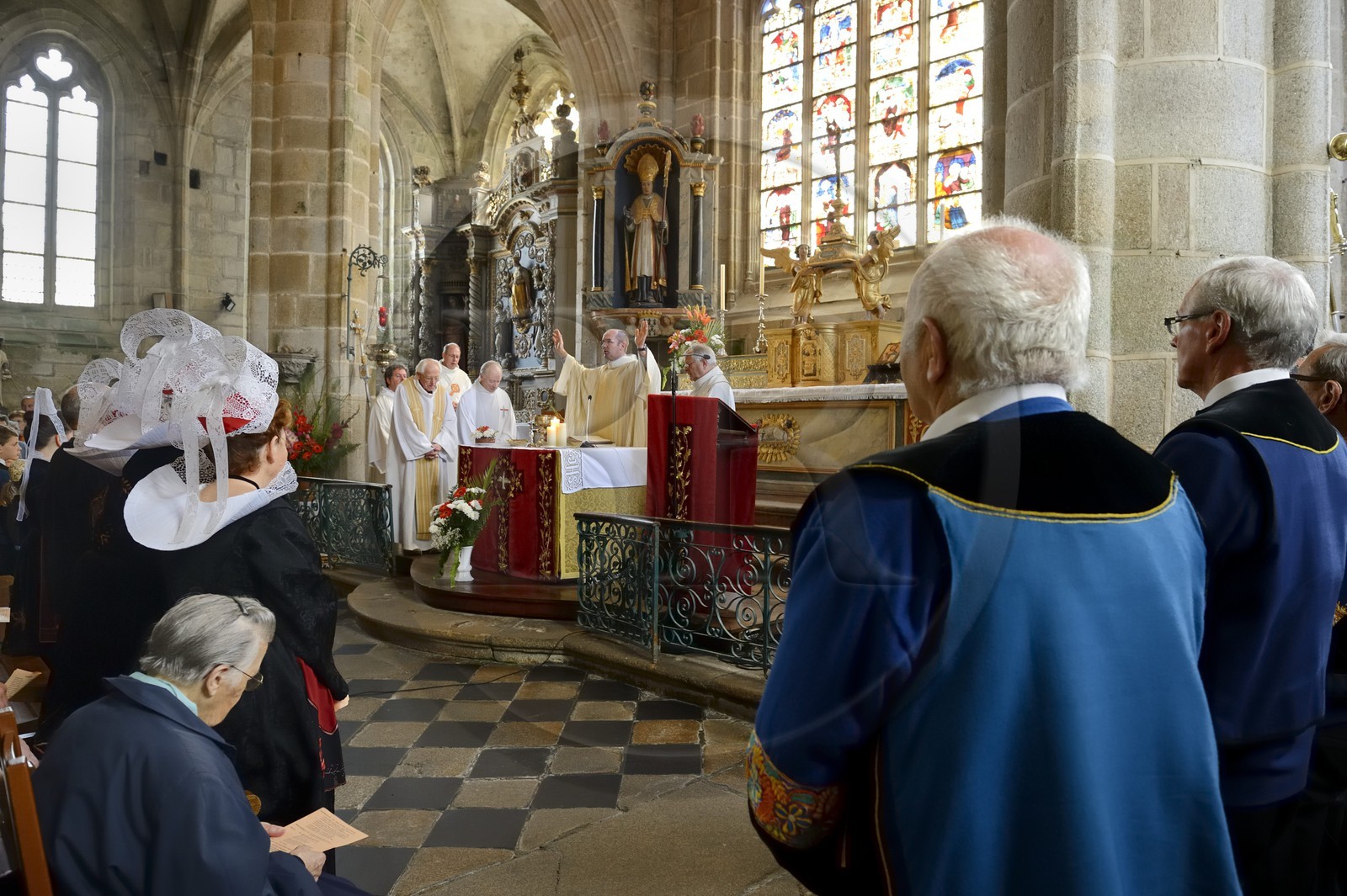 France, Finistère (29), Locronan, labellisé Les Plus Beaux Villages de France, église Saint-Ronan, cérémonie religieuse qui précède la procession de la Troménie
