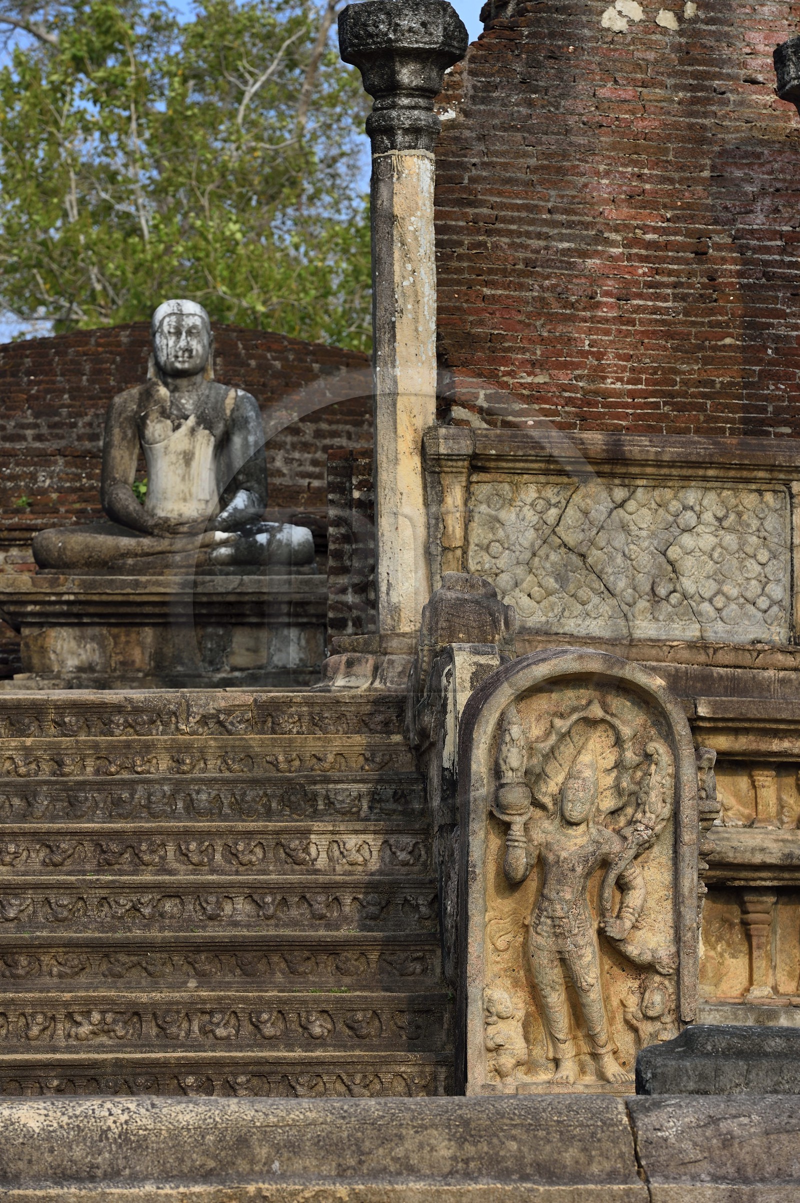 Sri Lanka, province du Centre-Nord, Polonnaruwa, l'ancienne capital du pays (XIe au XIIIe siècle) est classée au Patrimoine Mondial de l'UNESCO, terrasse de la relique de la dent (Dala Maluwa), Vatadage (chambre des reliques) avec sa statue de Bouddha