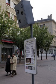 France, Seine-Maritime (76), Rouen, Piétons, ralentissez!, vitesse-limite 3 km h un faux radar doté d'un flash automatique pour piétons a été installé par l'artiste Benoit Thiollent pour inviter les passants à prendre le temps de regarder autour d'eux