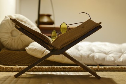 Afrique du Sud, province de Gauteng, Johannesburg, quartier résidentiel d’Orchards, Satyagraha House, hotel et musée situé dans la maison qui a hébergé Mohandas Gandhi de 1908 à 1909, construite en 1907 par son compagnon de route l’architecte allemand Hermann Kallenbach, la chambre de Gandhi et ses lunettes