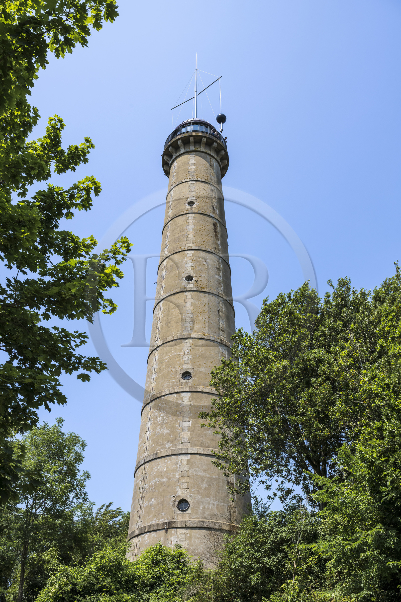 Morbihan (56), Lorient, l’Enclos du port, La tour de la découverte, la boule horaire donne chaque jour l’heure solaire de midi en chutant
