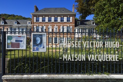 France, Seine-Maritime (76), Pays de Caux, Parc naturel régional des Boucles de la Seine normande, Villequier en bordure de Seine, le Musée Victor Hugo, maison de la famille Vacquerie où Victor Hugo séjourna à plusieurs reprises devenu aujourd'hui le musée Victor Hugo