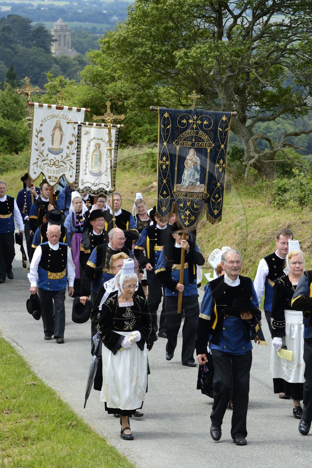 France, Finistère (29), Locronan, labellisé Les Plus Beaux Villages de France, procession de la petite Troménie, en arrière plan l'église Saint Ronan