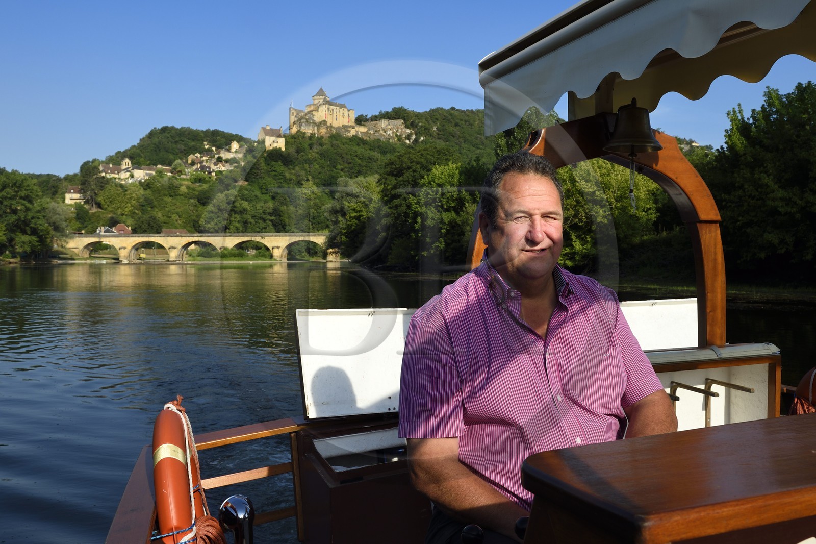 France, Dordogne (24), Périgord Noir, vallée de la Dordogne, gabare sur la rivière Dordogne en amont de Castelnaud-la-Chapelle, Michel Léger directeur des Gabares Norbert