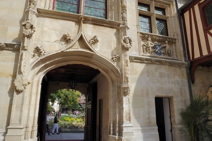 France, Seine-Maritime (76), Rouen, place de la Pucelle, Hôtel de Bourgtheroulde a été bati dans la première moitié du XVIe siècle par Guillaume Le Roux et présente les influences conjointes du gothique flamboyant et de la Renaissance
