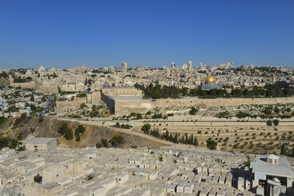 Israel, Jérusalem, ville sainte, vieille-ville classée Patrimoine Mondial de l'UNESCO, le Dôme du Rocher et la mosquée El Aqsa sur l'esplanade des Mosquées (Haram el-Sharif) et le cimetière juif sur le Mont des Oliviers
