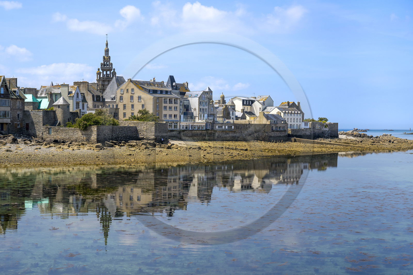 France, Finistère (29), Roscoff, arrière de maisons d'armateurs sur la grève et le clocher de l'église Notre-Dame de Croaz Batz