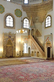 Bosnie-Herzégovine, Sarajevo, quartier de Bascarsija dans la vieille ville, la Mosquée de Gazi Husrev-beg (Gazi Husrevbegova dzamija en bosniaque), le mihrab (niche) et minbar (escaliers)