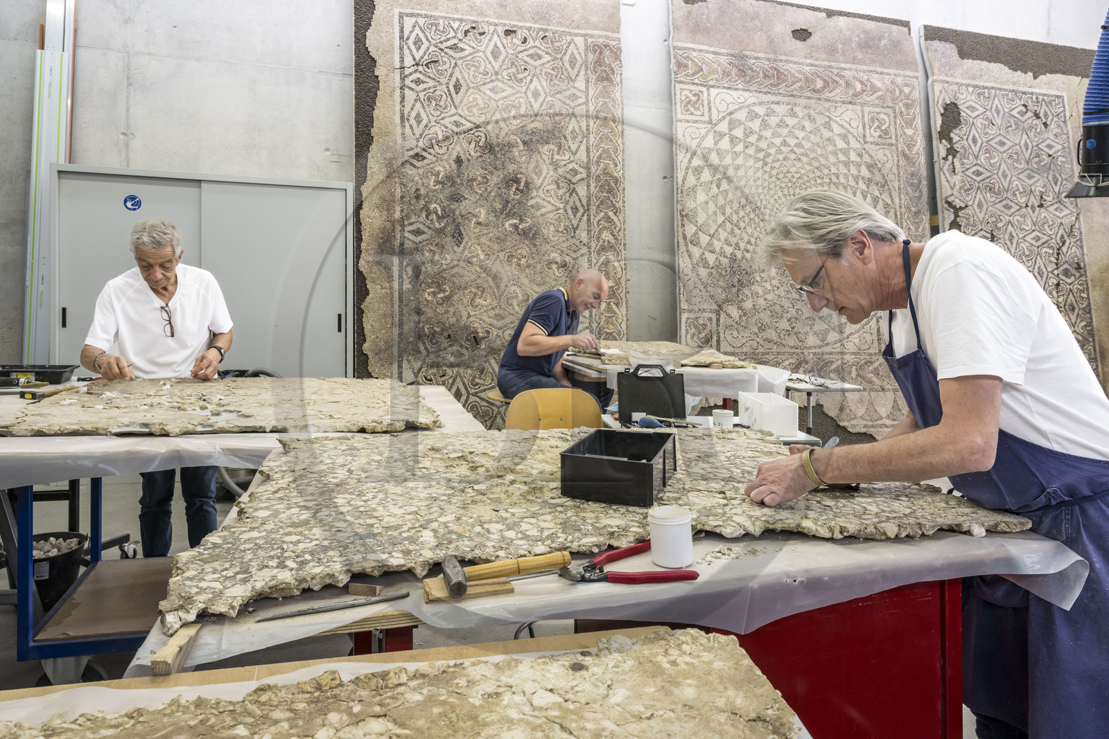 France, Bouches-du-Rhône (13), Arles, musée départemental Arles antique, atelier de conservation et de restauration, restauration du tullo, mortier antique découvert dans la maison de la harpiste (entre 70 et 50 av. J.-C.)