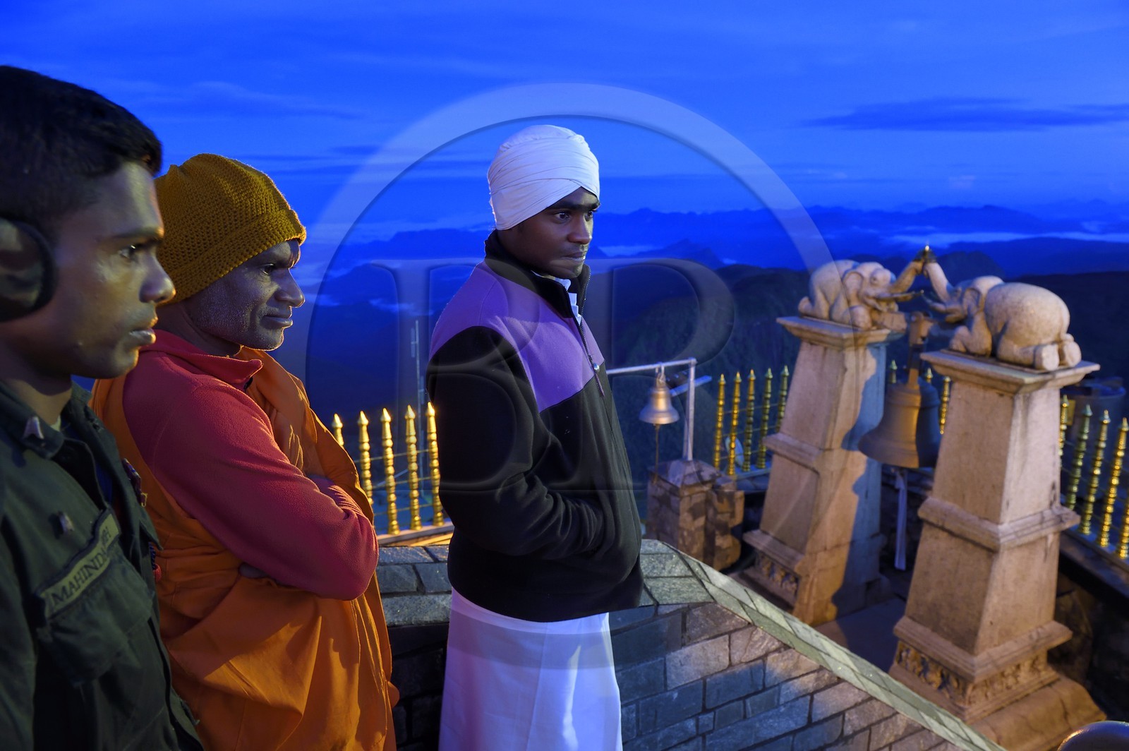 Sri Lanka, province du centre, Dalhousie, temple au sommet du Pic d'Adam (Adam's Peak), moines