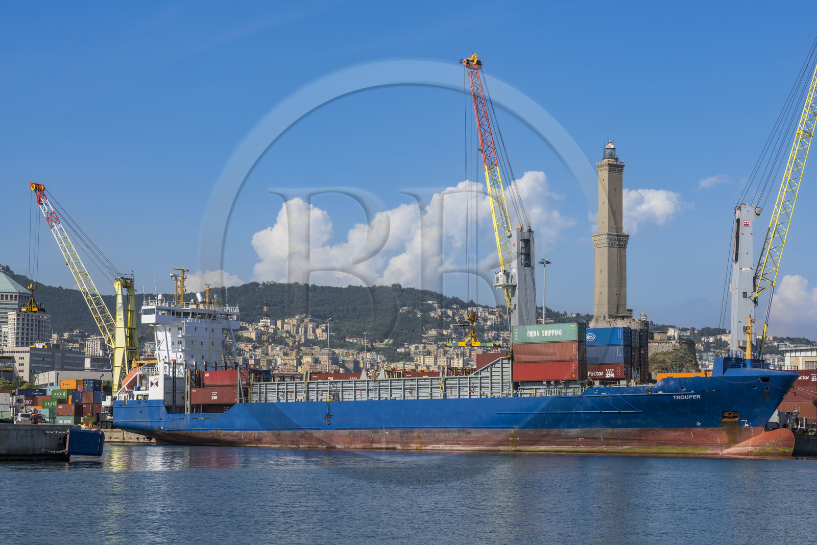 Italie, Ligurie, Gênes, le terminal conteneur du port de commerce et le phare de la Lanterna en arrière plan