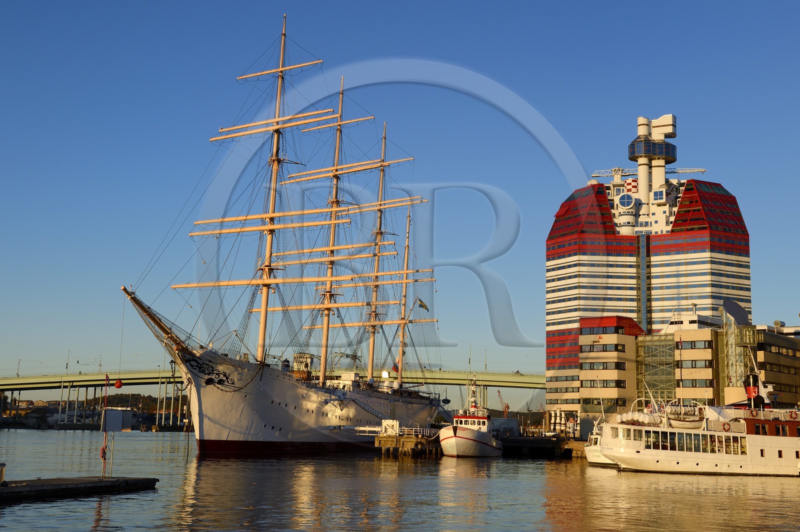 Suède, Västra Götaland, Göteborg (Gothenburg), le gratte-ciel Götheborgs-utkiken et le voilier Viking sur les quais du bassin Lilla bommens hamm
