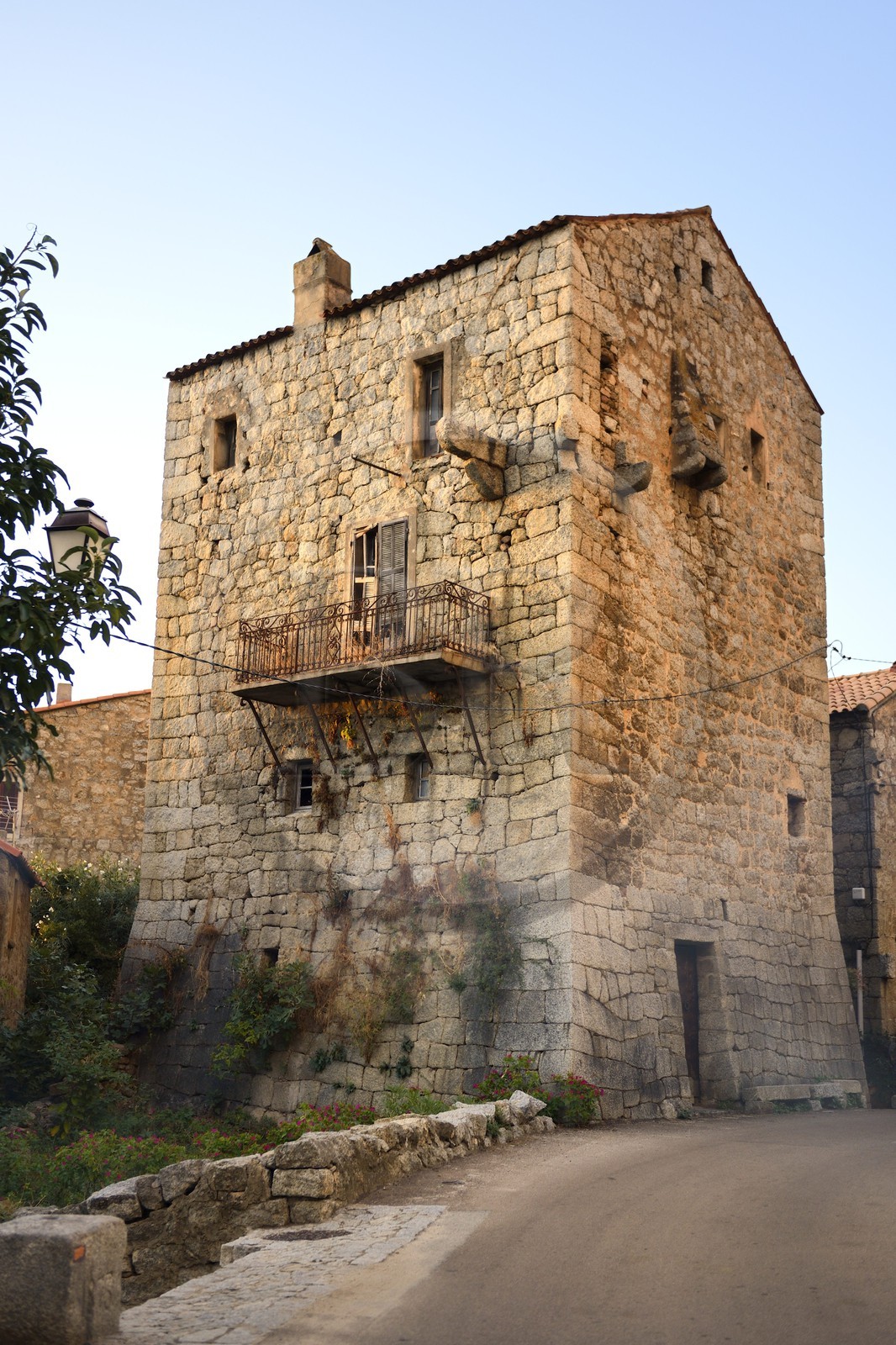 France, Corse-du-Sud (2A), région de Sartène, village de Fozzano, la casa forte (demeure seigneuriale fortifiée) des Durazzo dont Prosper Mérimée parle dans son livre Colomba sur la vendetta