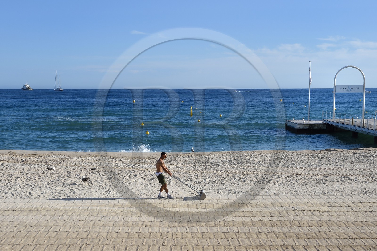 France, Alpes-Maritimes (06), Cannes, préparation de la plage de la Croisette