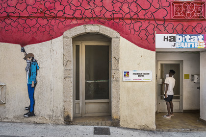 France, Hérault (34), Sète, le Quartier Haut, fresque murale qui fait parti du MACO - Musée à ciel ouvert, oeuvre de l'artiste Sunra dans la rue Louis Blanc sur la facade d'une résidence sociale