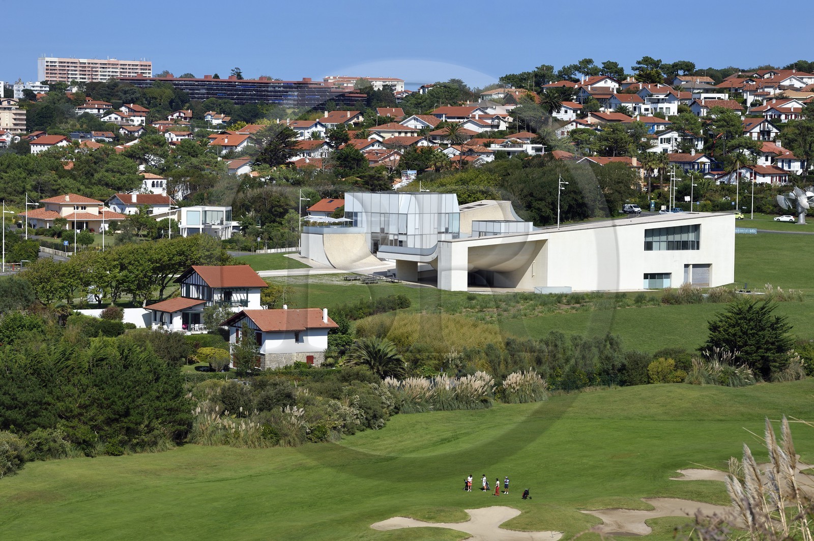 France, Pyrénées-Atlantiques (64), Pays-Basque, Biarritz, golfeurs sur le golf d'Ilbarritz et la Cité de l'Océan et du Surf de l'architecte Steven Holl en arrière plan