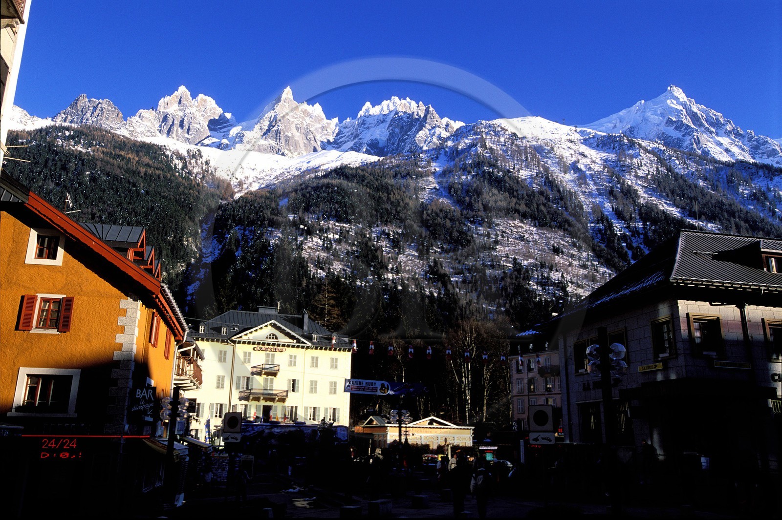 France, Haute-Savoie (74), Chamonix, (Mont-Blanc), le casino et l' Aiguille du Midi