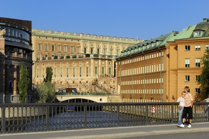 Suède, Stockholm, ile de Gamla Stan (vieille ville), le parlement (Riksdagshuet) à gauche et le Palais Royal au centre