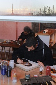 France, Manche (50), l'abbaye du Mont-Saint-Michel, classé Patrimoine Mondial de l'UNESCO, un moine des Fraternités Monastiques de Jérusalem travaillant sur une icône