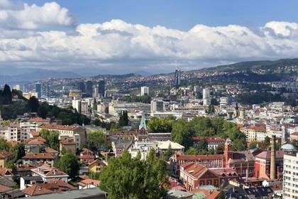 Bosnie-Herzégovine, Sarajevo, la Brasserie Sarajevska en premier plan à droite