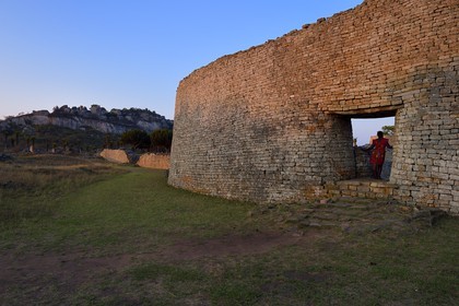 Zimbabwe, province de Masvingo, les ruines du site archéologique du Grand Zimbabwe, classé Patrimoine Mondial de l'UNESCO, Xème au XVème siècle, porte ouest du mur extérieur du Grand Enclos
