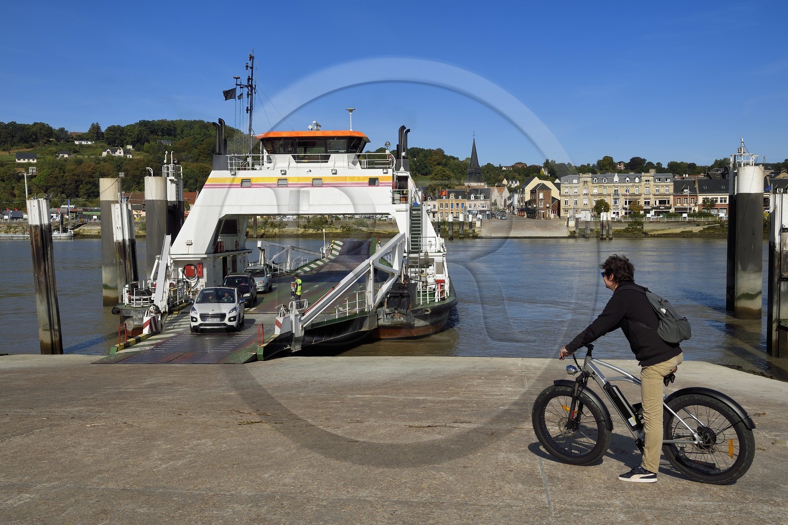 France, Seine-Maritime (76), Pays de Caux, Parc naturel régional des Boucles de la Seine normande, Duclair, traversée du bac sur la Seine, cyclistes sur la veloroute du Val de Seine