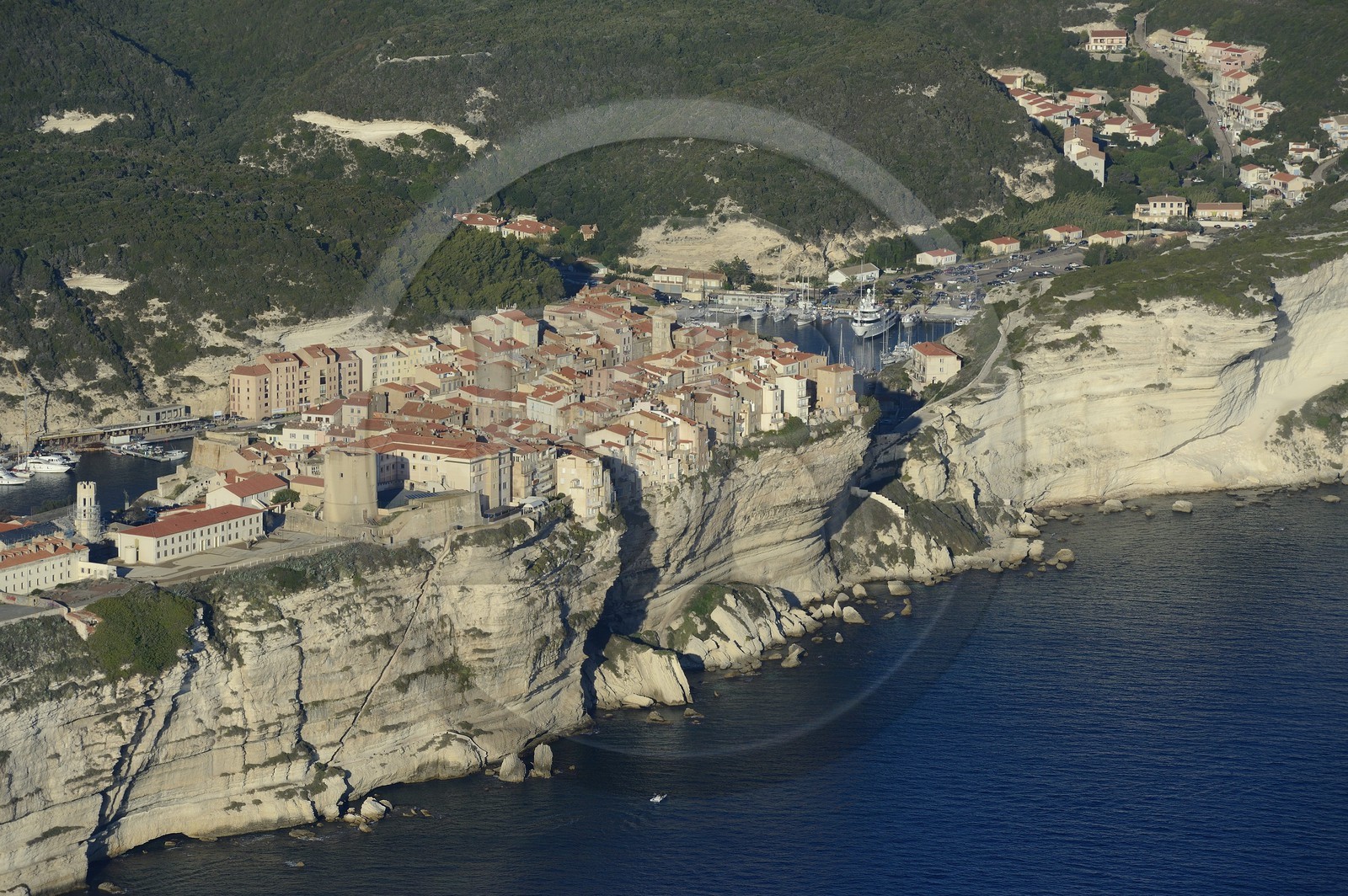 France, Corse-du-Sud (2A), Bonifacio, les falaises calcaires avec l'escalier du Roi-d'Aragon, la citadelle et la vieille ville (vue aérienne)