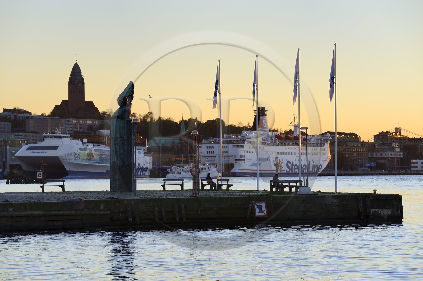 Suède, Västra Götaland, Göteborg (Gothenburg), la jetée de Stenpiren dans le port et le quai de Masthuggskajen