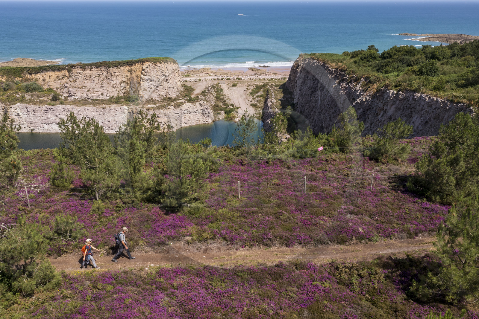 France, Côtes d'Armor (22), Grand Site de France Cap d'Erquy – Cap Fréhel, Fréhel, randonneurs sur le chemin de Grande Randonnée GR34 et les carrières de Fréhel en arrière plan (vue aérienne)