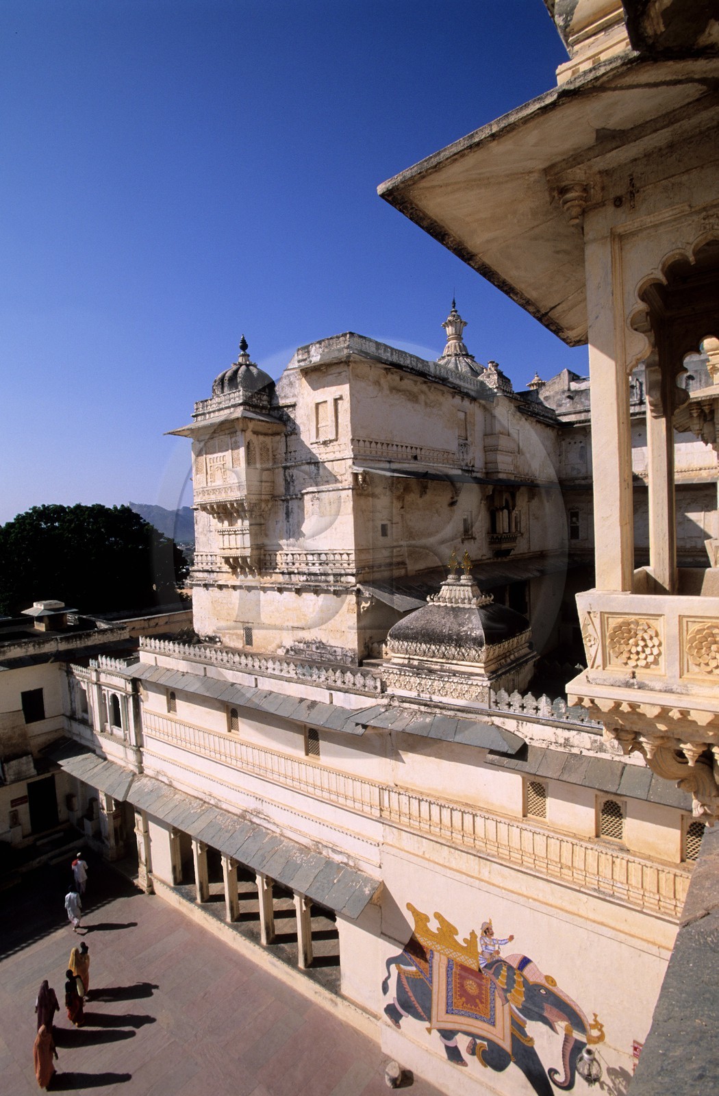 Inde, état du Rajasthan, Udaipur, le City Palace, la première cour, avec ses grandes fresques