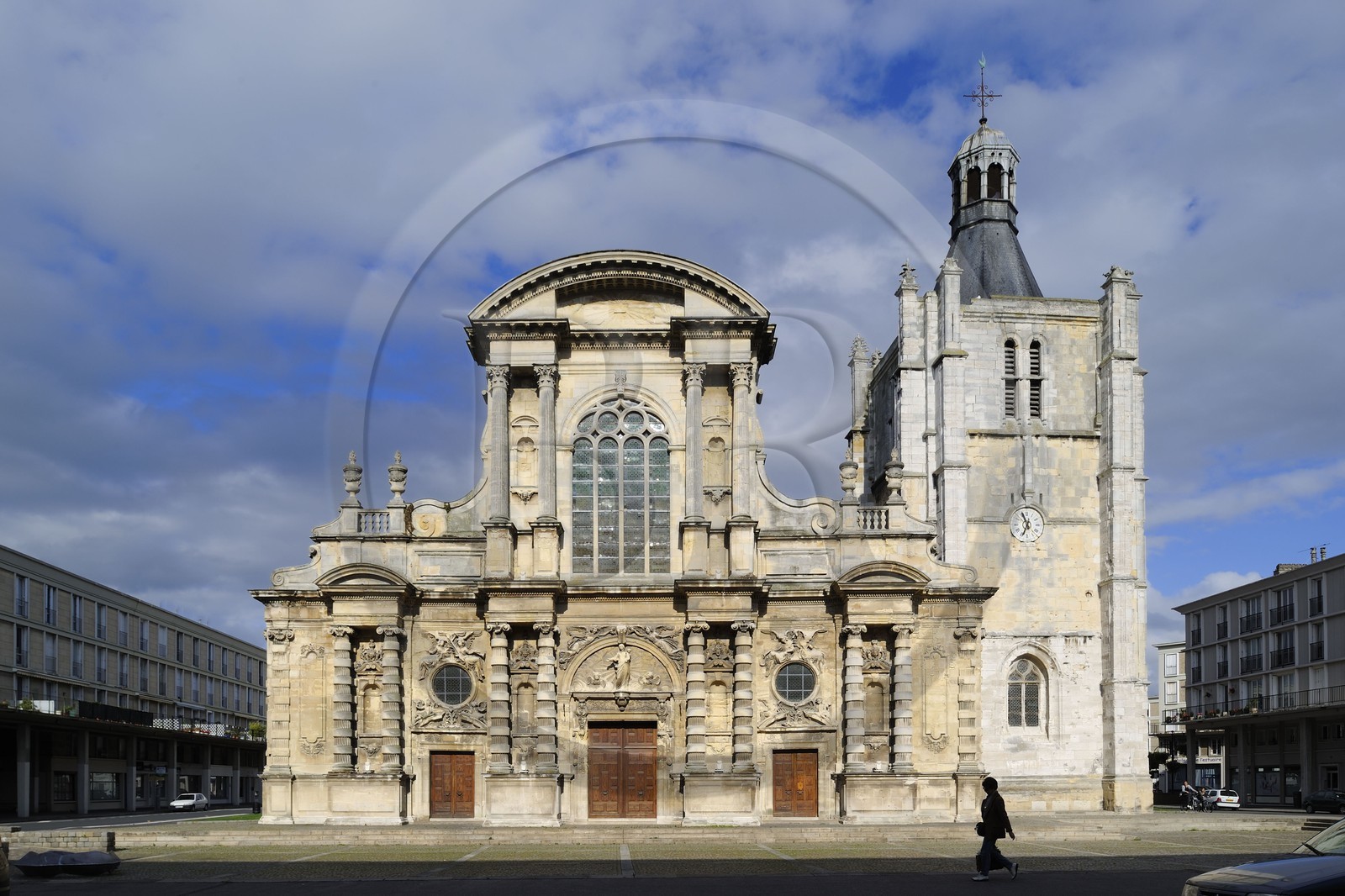 France, Seine-Maritime (76), Le Havre, la cathédrale Notre-Dame est entourée d'immeubles Perret