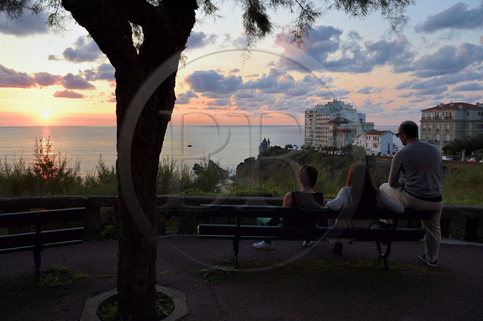 France, Pyrénées-Atlantiques (64), Pays-Basque, Biarritz, coucher de soleil depuis la perspective de la Cote des basques