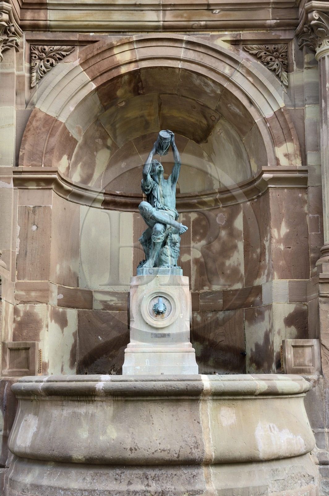 France, Haut-Rhin (68), Colmar, le Petit Vigneron Alsacien par Auguste Bartholdi installée en 1869 dans une niche - fontaine aménagée dans l’angle sud-ouest de la halle du Marché couvert