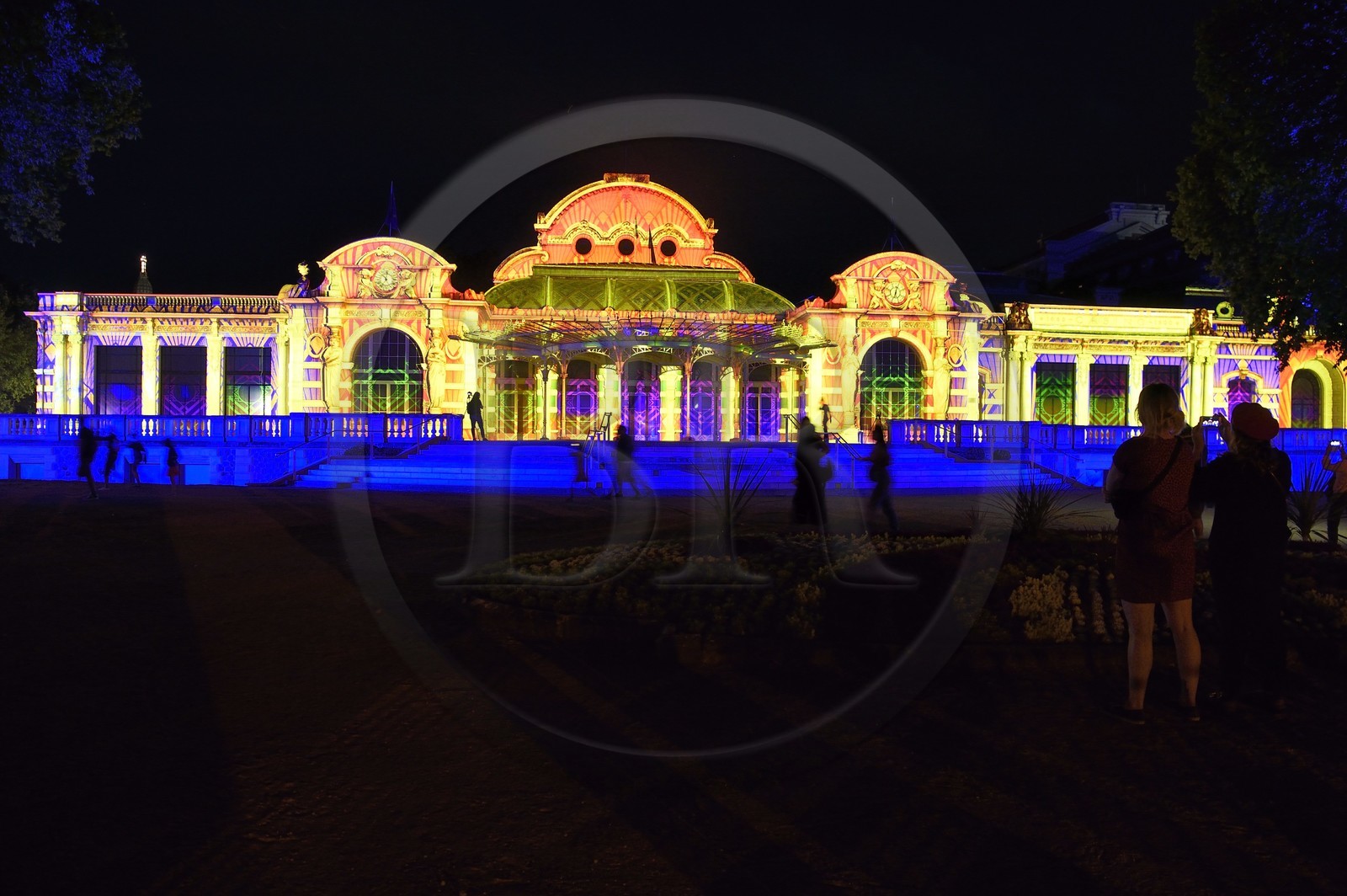 France, Allier (03), Vichy, projection d'images sur les facades du Palais des Congrès et Opéra dans le parc des Sources