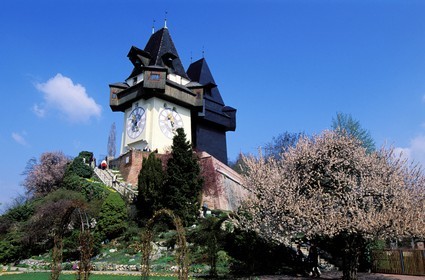 Autriche, Styrie, Graz, centre historique classé Patrimoine Mondial de l'UNESCO, la tour de l'Horloge (Uhrturm) et son ombre sur le Schlossberg