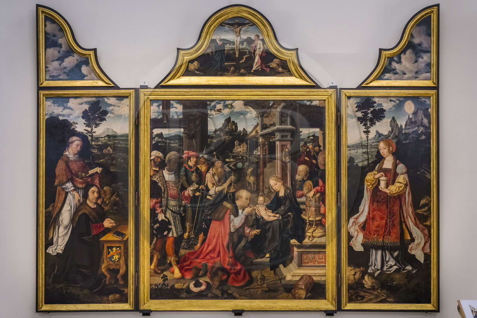 Italie, Ligurie, Gênes, église San Donato, triptyque de Joos van Cleve (1515) représentant l'Adoration des mages (au centre), le mandataire Stefano Raggi avec le saint-patron (panneau de gauche), Marie de Magdala (panneau de droite) et le Christ en Croix entre Marie et Jean le Baptiste (au-dessus)