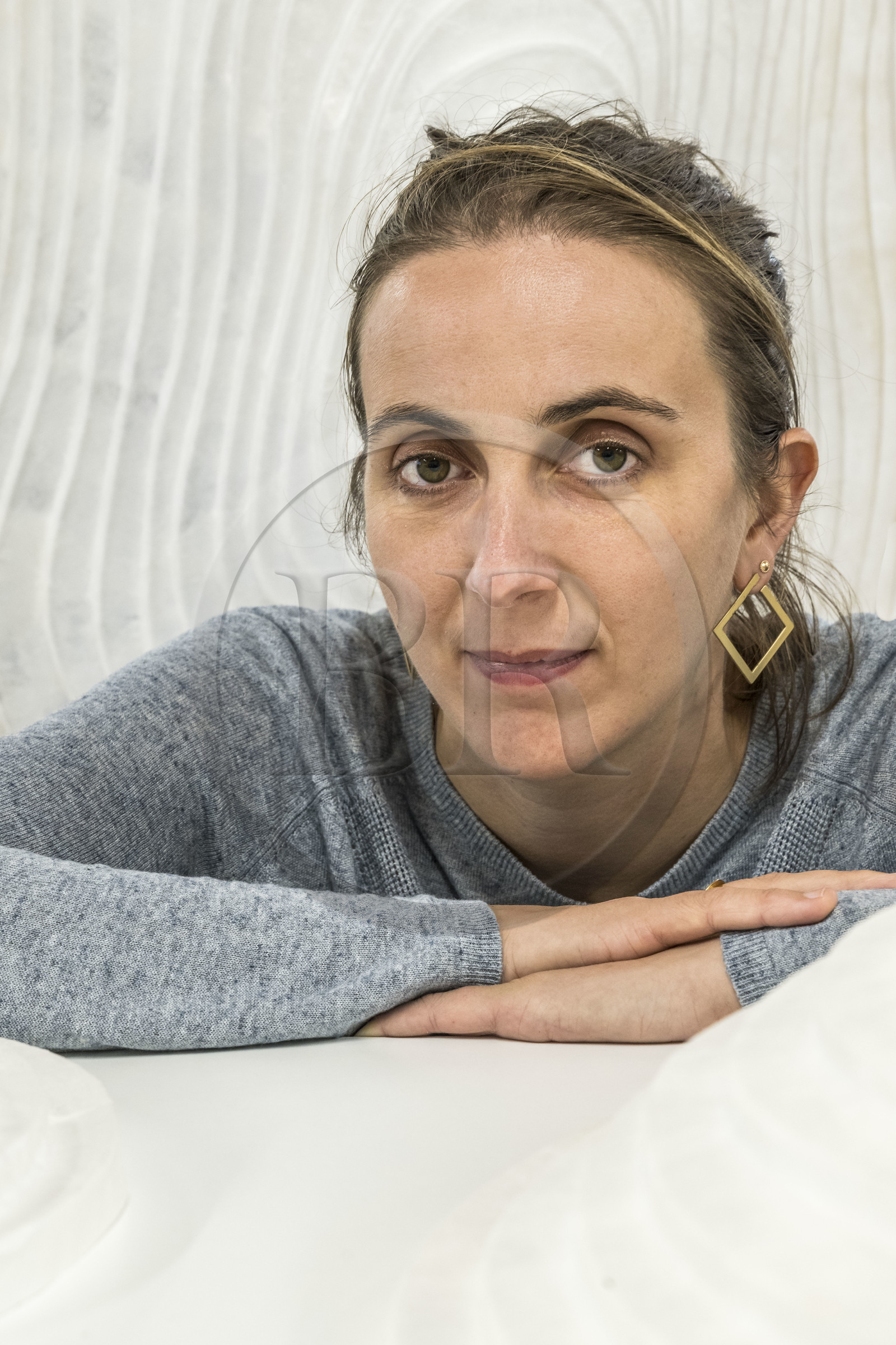 France, Gard (30), Bagard, l'Atelier Sericyne, production de soie d'exception et intissée pour la réalisation d'objets de décoration et d'art de vivre en soie, la fondatrice Clara Hardy