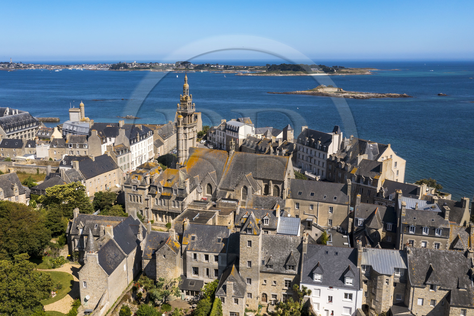 France, Finistère (29), Roscoff, le clocher de l'église Notre-Dame de Croaz Batz et l'arrière d'anciennes maisons d'armateurs dont celles des frères James construite à la fin XVIème siècle, l'Ile de Batz en arrière plan (vue aérienne)