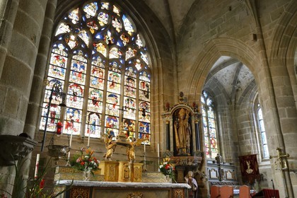 France, Finistère (29), Locronan, labellisé Les Plus Beaux Villages de France, église Saint-Ronan, la statue le représente avec mitre et crosse comme un abbé ou un évêque itinérant