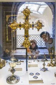 France, Paris, Musée de Cluny - Musée national du Moyen-Age (Middle Ages Museum in the former Hotel de Cluny), late 15th century processional cross (Italy)