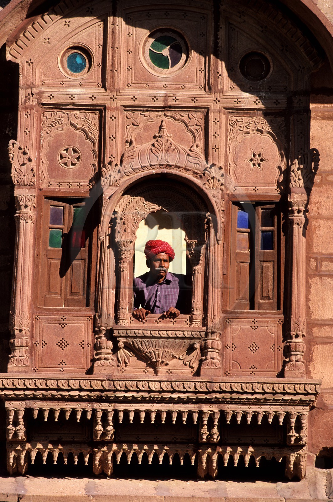 Inde, état du Rajasthan, Fort de Pokaran au porte du désert du Thar, palais en grès rouge finement ciselé