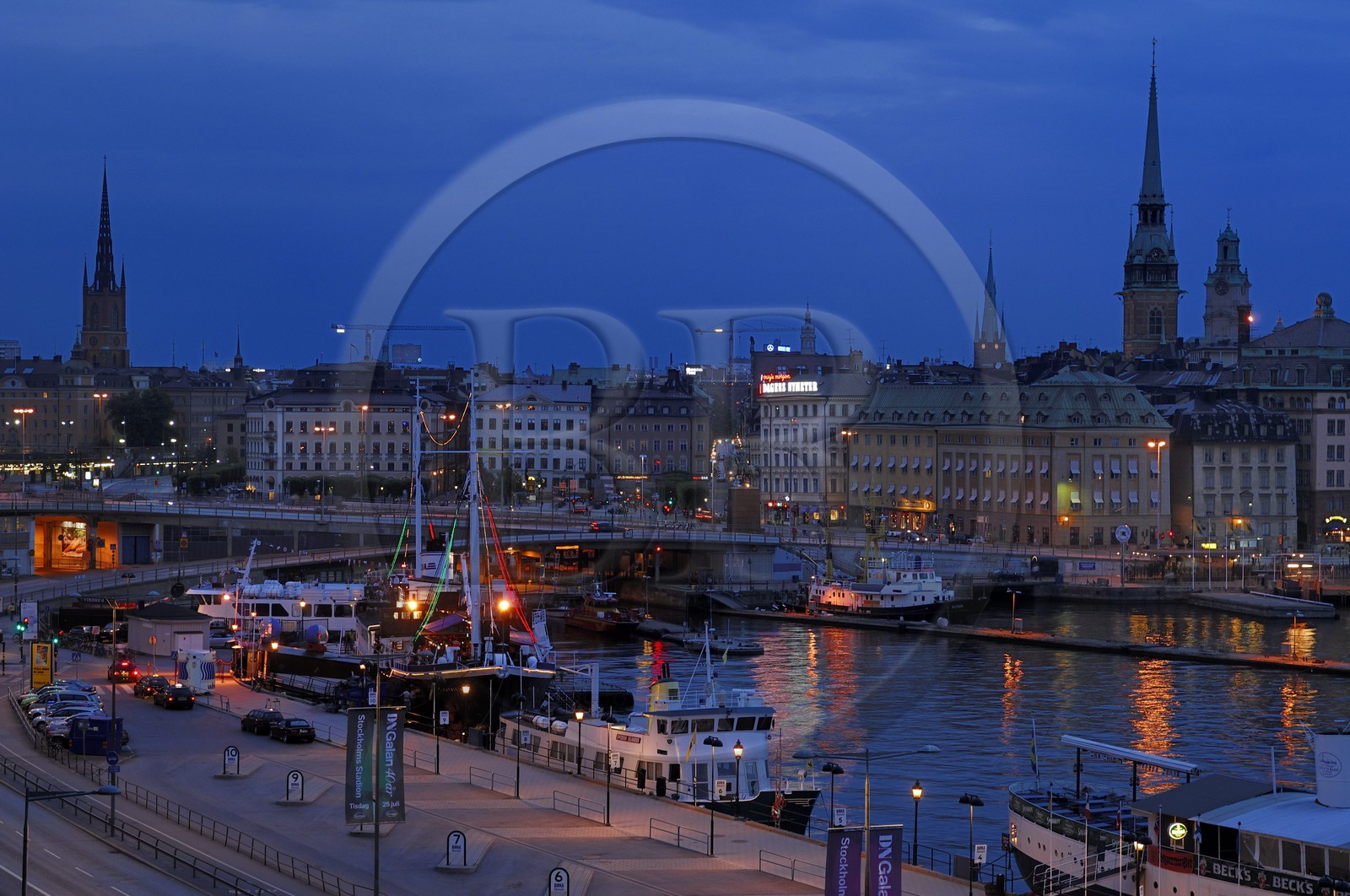Suède, Stockholm, île de Gamla Stan (vieille ville) et les quais de Stadsgarden de nuit